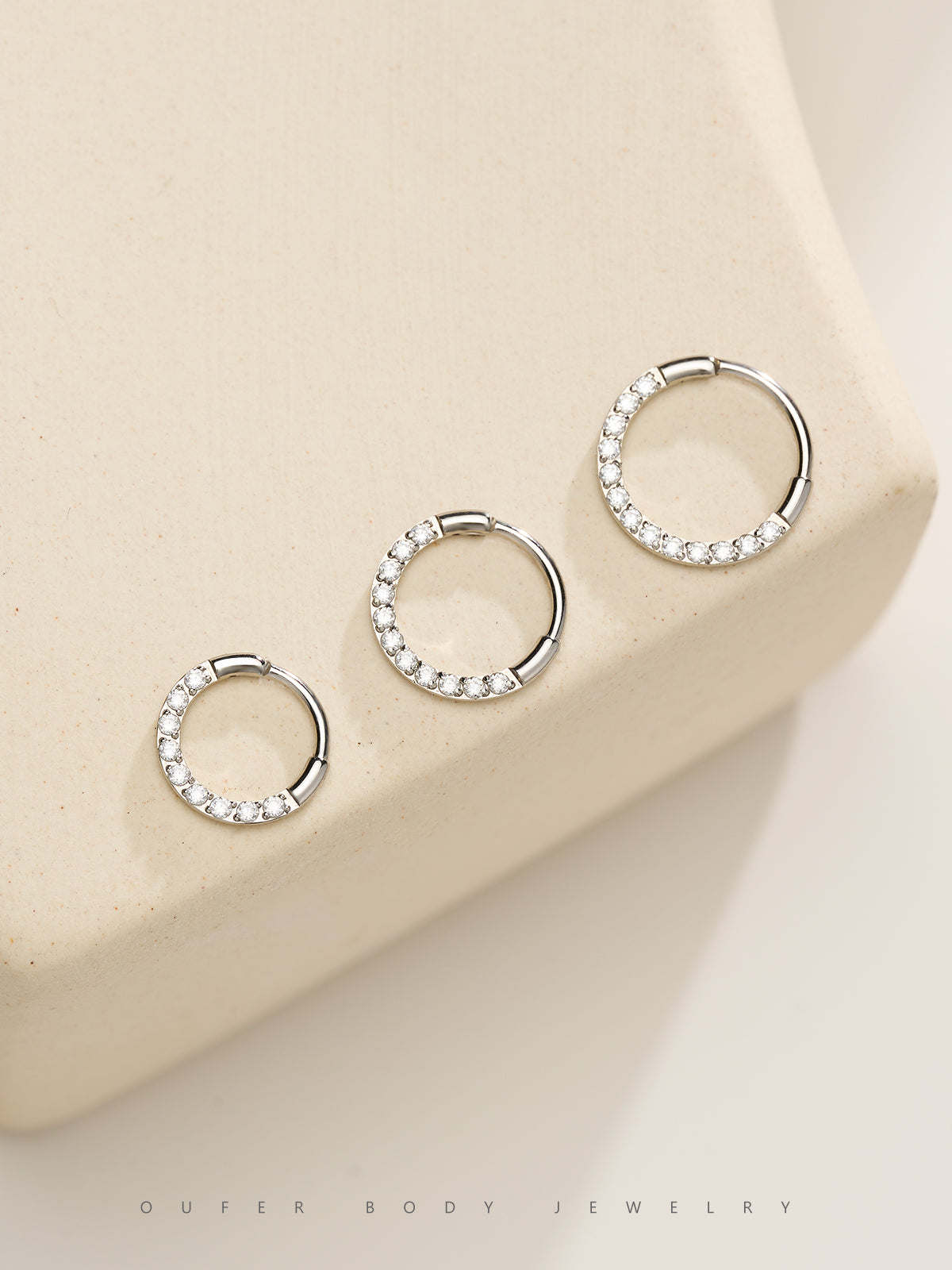 16G claro CZ con bisagras segmento pendiente anillo de tabique