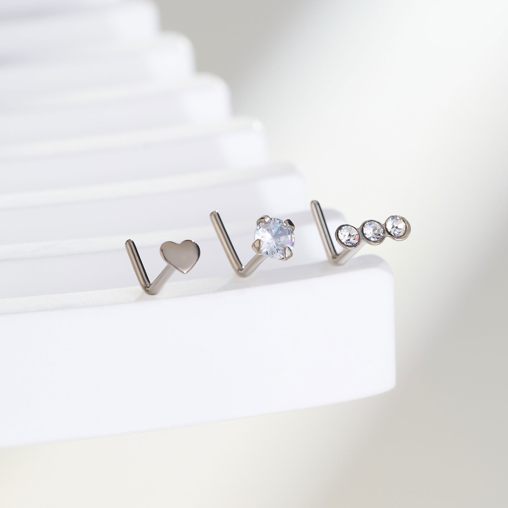 L shaped titanium nose stud 